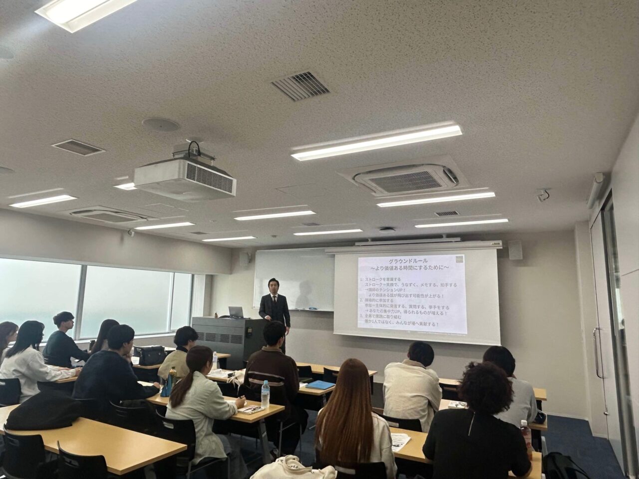 立正大学のマーケティング授業で講義を行う北田健太